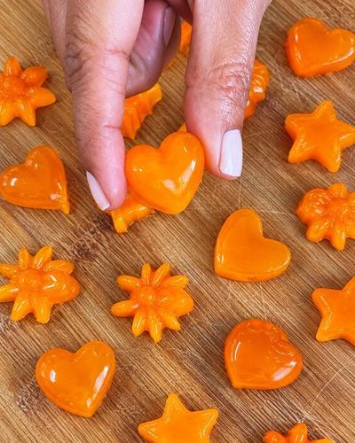 Gomitas de naranja en forma de corazón y flor